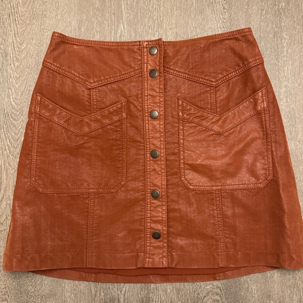 LIKE NEW FREE PEOPLE CARAMEL COLORED BUTTON DOWN MINI SKIRT - Size 2 SKU:290